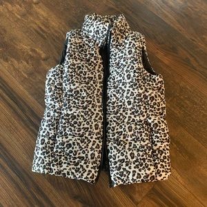Small leopard puffer vest